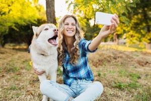 žena si robí selfie so psom