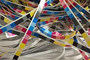 Farebné prúžky papiera z tlačiarne, ktorými sa kontroluje stav farebných tonerov