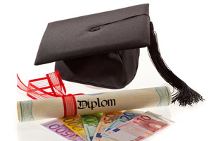 Diplom, promočná čiapka a peniaze